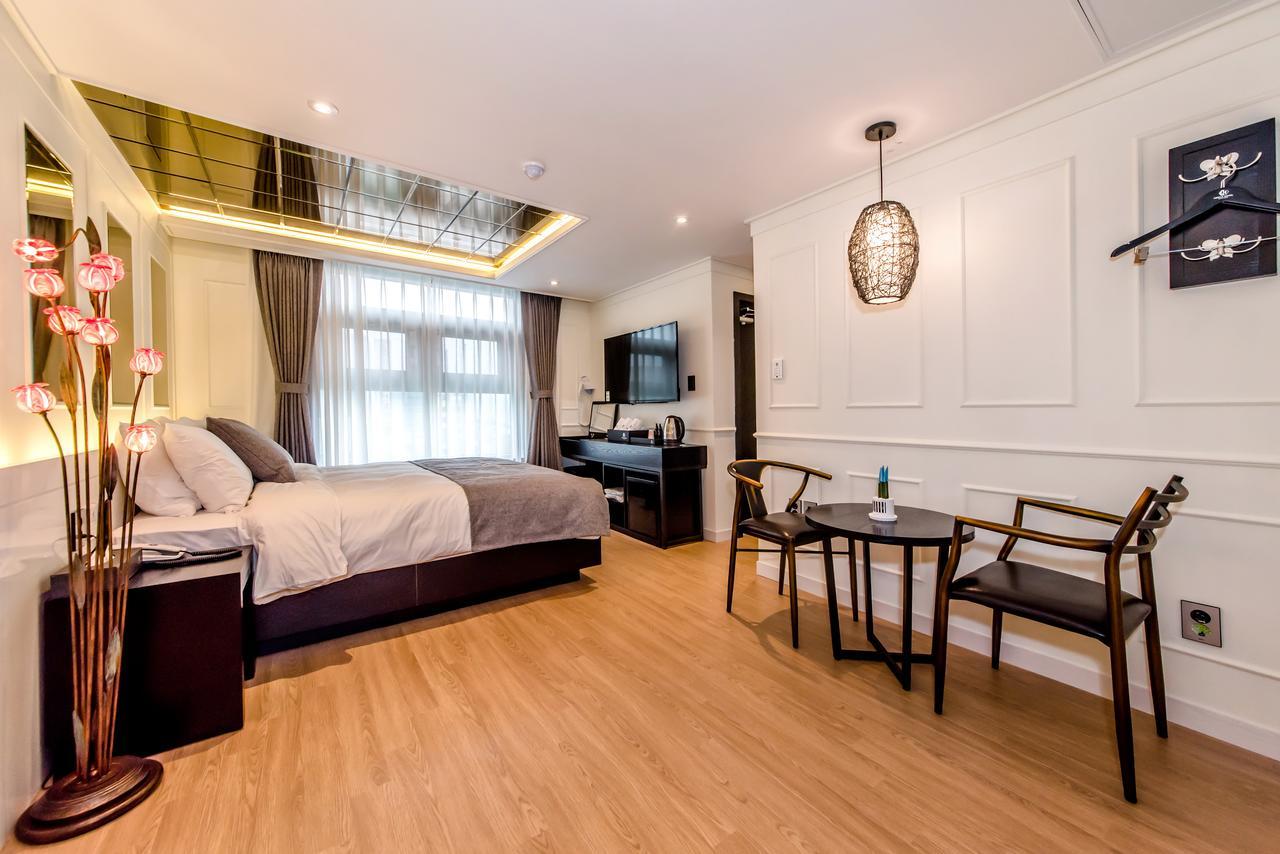 Jeju Hertz Hotel Екстер'єр фото
